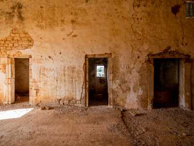 Vi sono anche una serie di piccole stanzette numerate: probabilmente le celle dei religiosi che qui venivano a ristorarsi